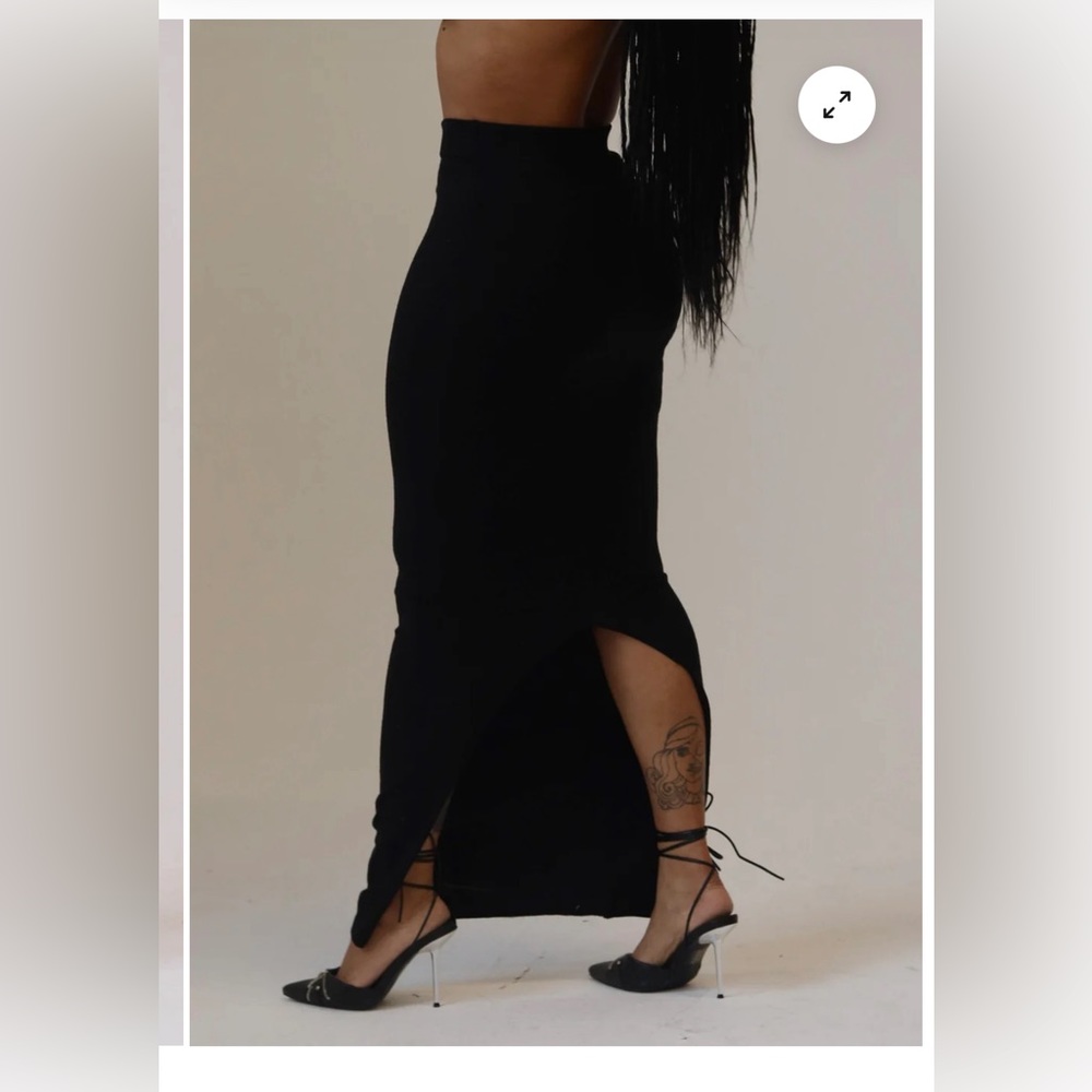 Wore once. I need a smaller size. Will be washed upon receiving. VERY STRETCHY.